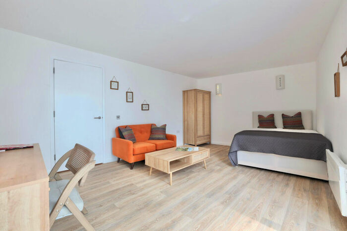 Apartment To Rent In Michigan Building, Biscayne Avenue, E14