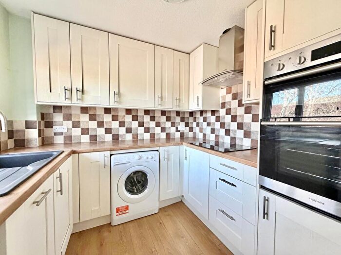 2 Bedroom Flat To Rent In Manor Fields, RH13