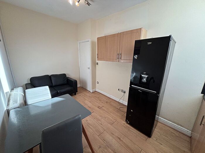 2 Bedroom Flat To Rent In Curzon Avenue, M14