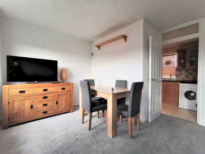 1 Bedroom Apartment To Rent In Larch Close, London, SW12