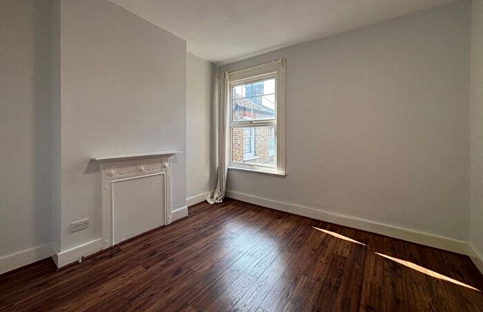 4 Bedroom Flat For Sale In Wheatlands Road, Tooting, London, SW17