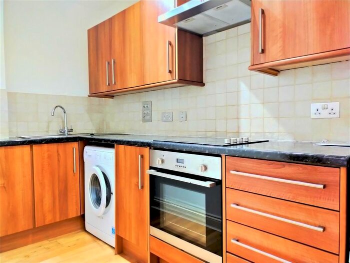 2 Bedroom Flat To Rent In Grovehill Road, Redhill RH1