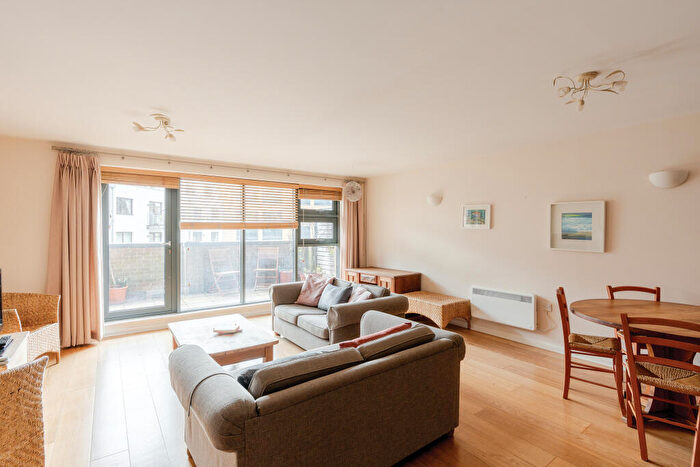 2 Bedroom Flat For Sale In Deanery Road, Bristol, BS1