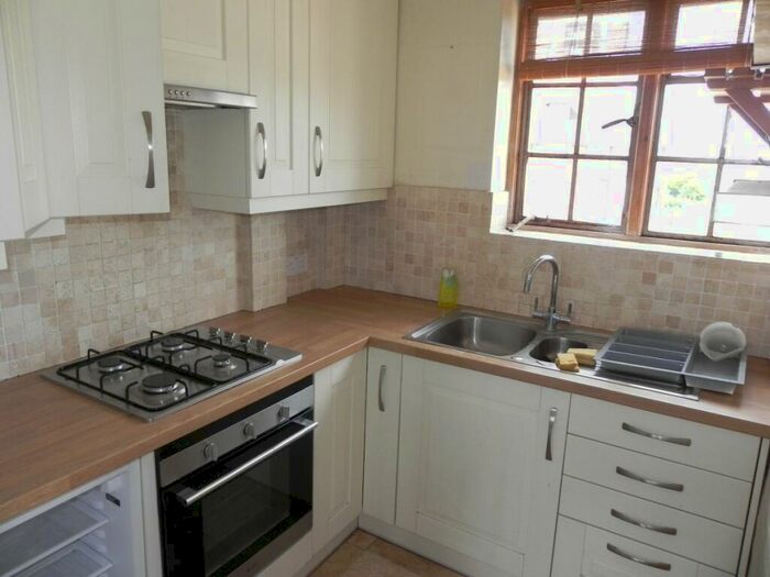 3 Bedroom Flat To Rent In Condor Court Guildford, GU2