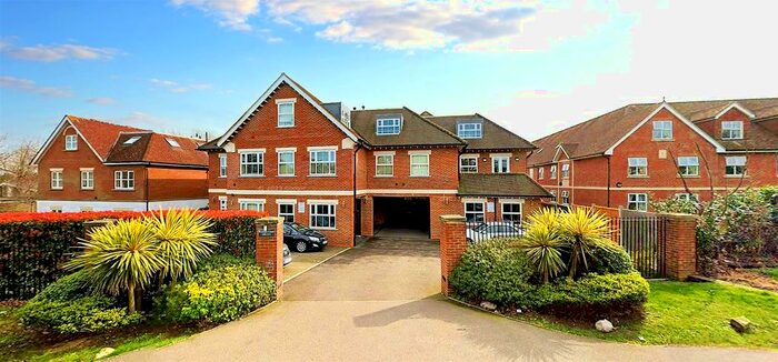 2 Bedroom Flat To Rent In William Court, - Manor Road, Chigwell, Essex, IG7