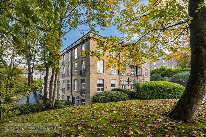 2 Bedroom Flat For Sale In Gratrix Lane, Sowerby Bridge, West Yorkshire, HX6