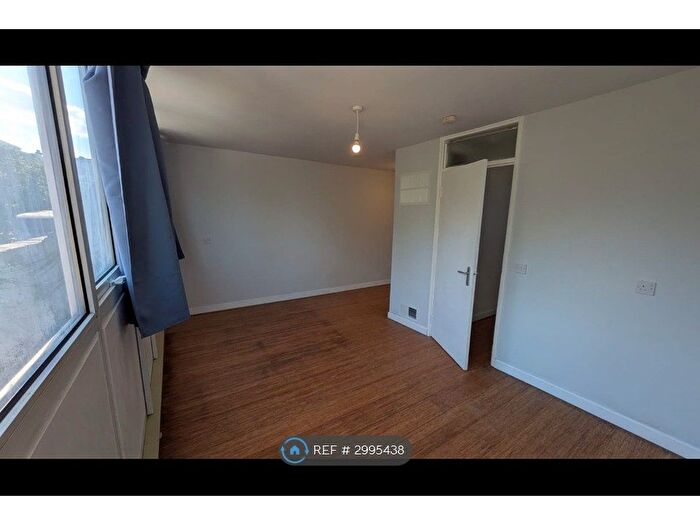 Studio To Rent In Pondfield House, London, SE27