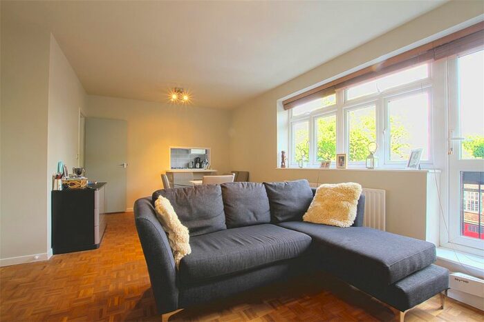 3 Bedroom Flat To Rent In Eaton Rise, London, W5