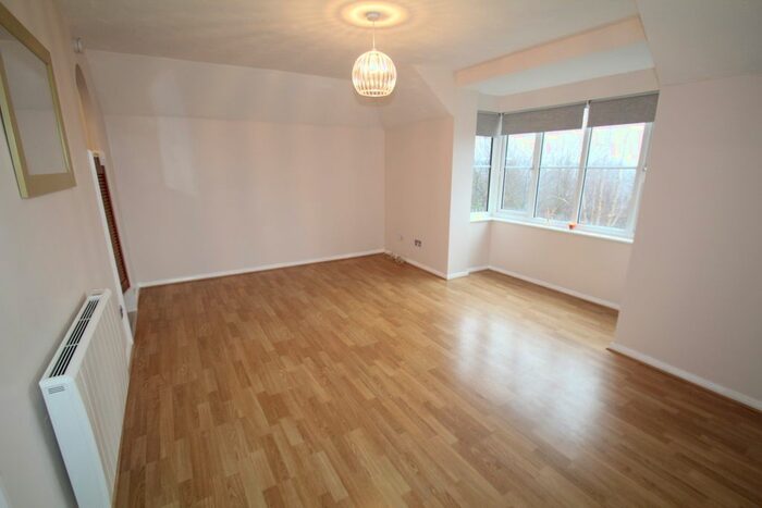 Studio To Rent In Colwyn Green, Snowdon Drive, London NW9