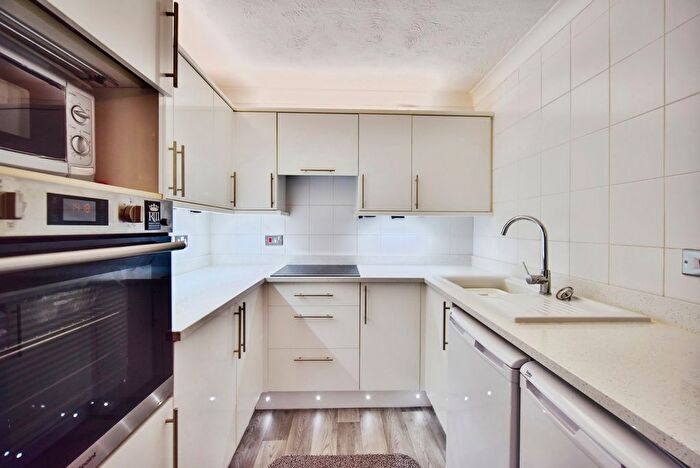 2 Bedroom Flat For Sale In Hengist Court, Maidstone, Kent, ME14