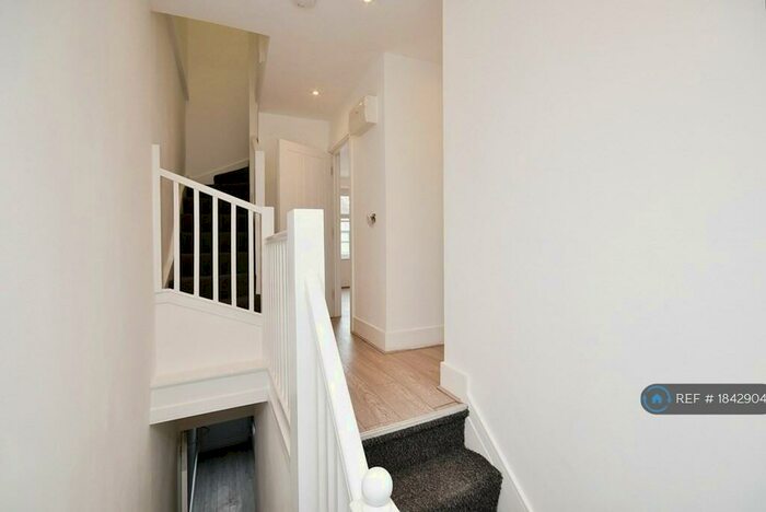 2 Bedroom Flat To Rent In Coveny Street, Cardiff, CF24