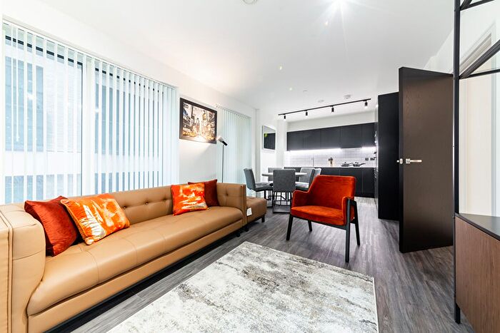 3 Bedroom Flat To Rent In Victoria Road, Acton, W3