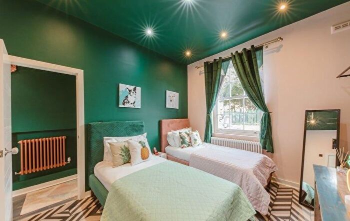 3 Bedroom Detached House For Sale In Cable Street, London, E1W
