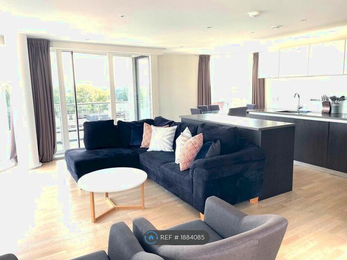 3 Bedroom Flat To Rent In Pump House Crescent, London, TW8