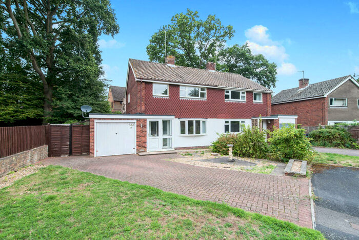 3 Bedroom House To Rent In Hook, RG27