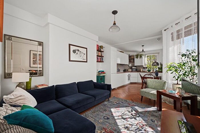 2 Bedroom Flat For Sale In Green Lanes, London, N16