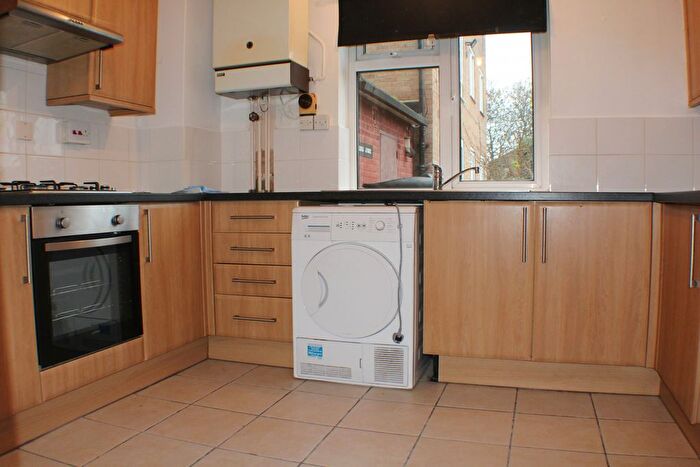 2 Bedroom Flat To Rent In Empire House, Edmonton, N18
