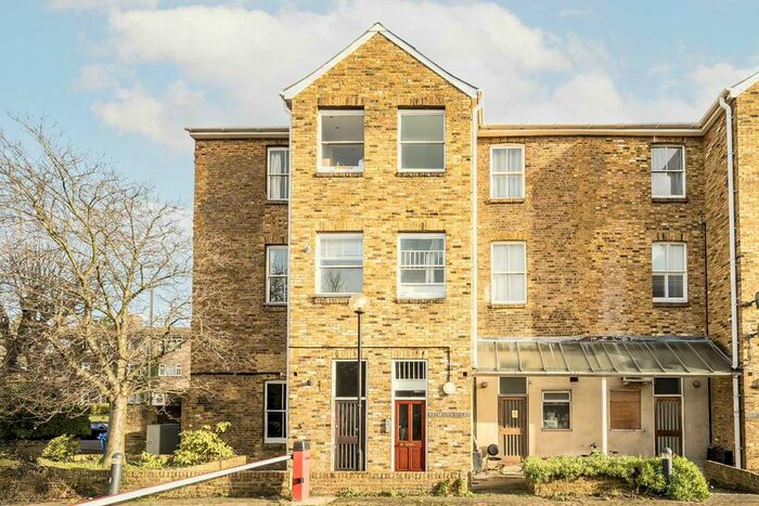 1 Bedroom Flat To Rent In Bridle Close, Kingston Upon Thames, KT1