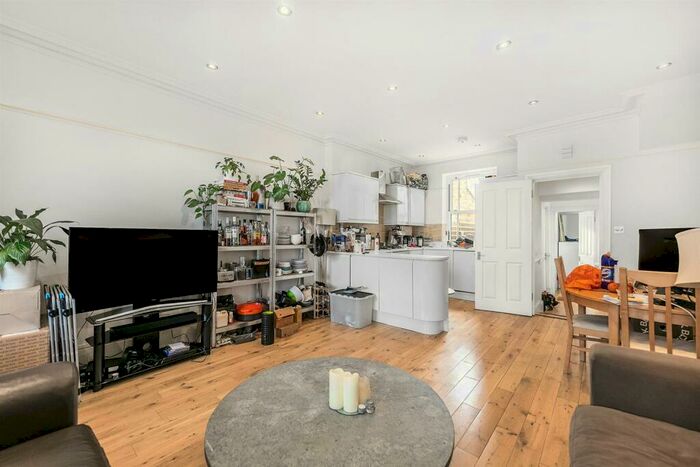 3 Bedroom Flat To Rent In Railton Road, SE24