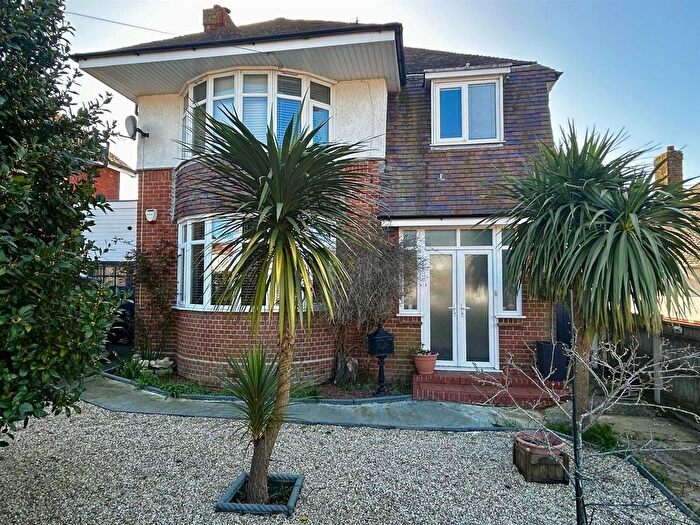 3 Bedroom Detached House For Sale In St. Georges Avenue, Weymouth, DT4