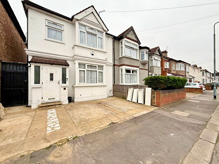 2 Bedroom Flat To Rent In Highbury Gardens, Ilford, IG3