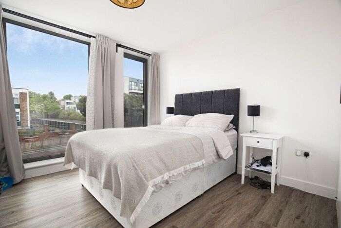 3 Bedroom Flat To Rent In Mitcham Road, Tooting Broadway, SW17