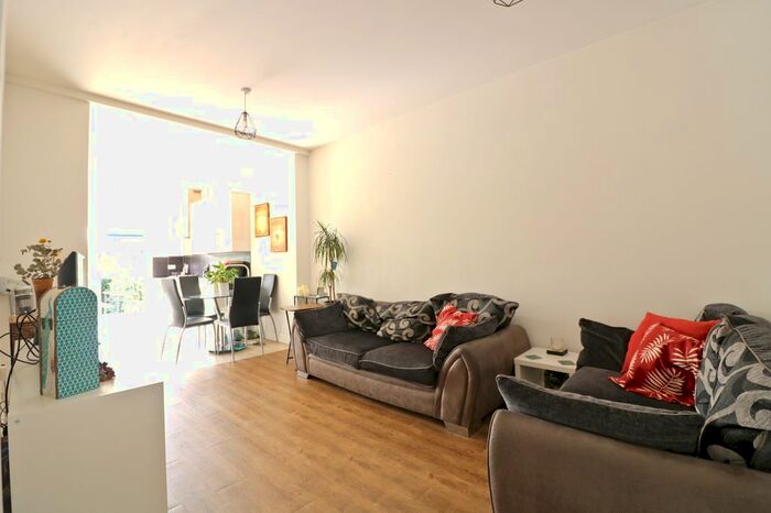 3 Bedroom Flat To Rent In Lynton Road, London, W3