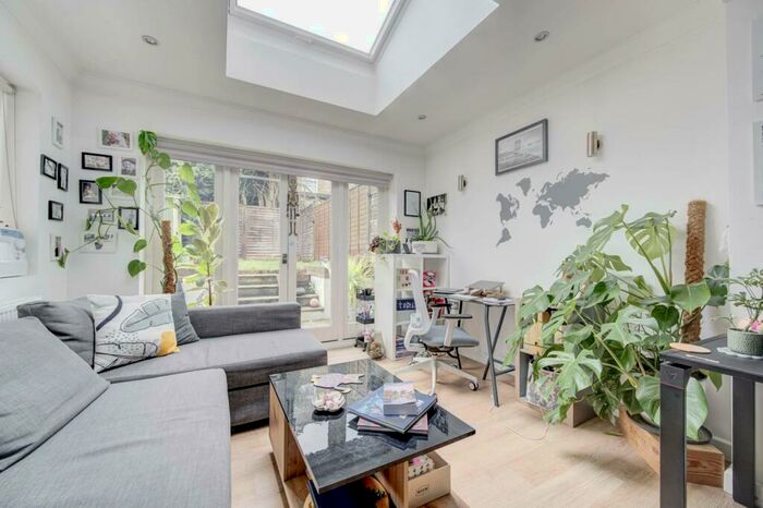 2 Bedroom Flat To Rent In Malvern Road, Maida Hill, London, NW6