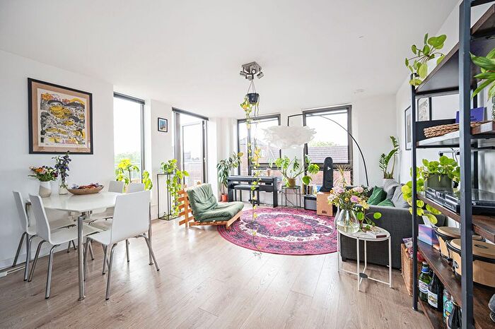 2 Bedroom Flat To Rent In Frampton Park Road, Hackney, London, E9