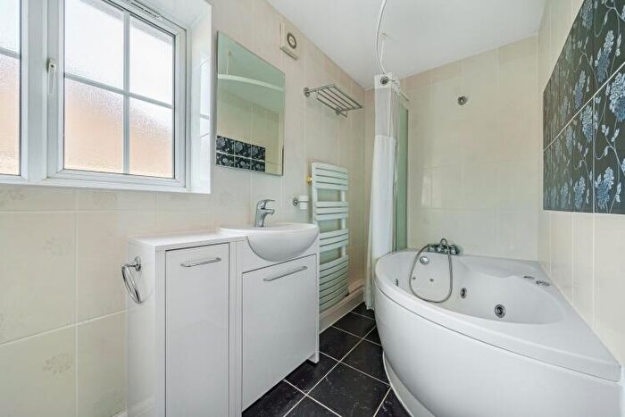 4 Bedroom House To Rent In St. Johns Close London, N14