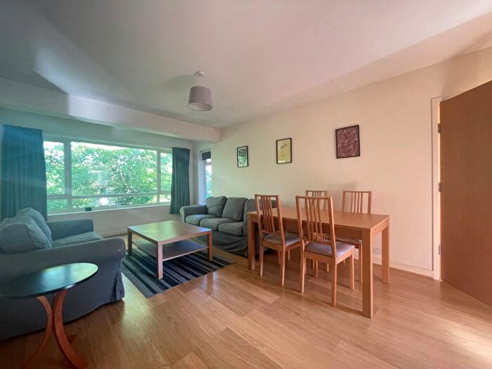 2 Bedroom Flat To Rent In Kirkstall Lane, Headingley, Leeds, LS6
