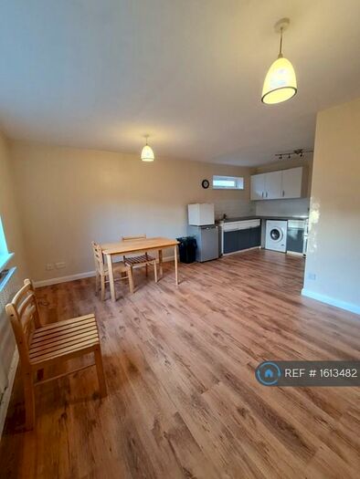 2 Bedroom Flat To Rent In Peartree Court, Newbury Park, IG2