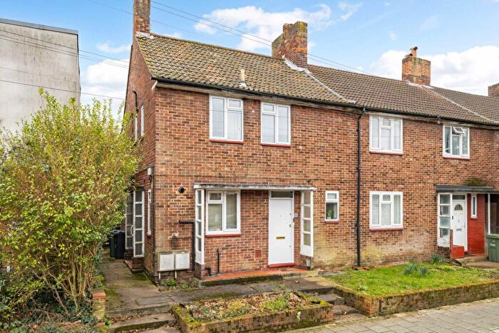 2 Bedroom Flat For Sale In Lakeview Road, Streatham, SE27