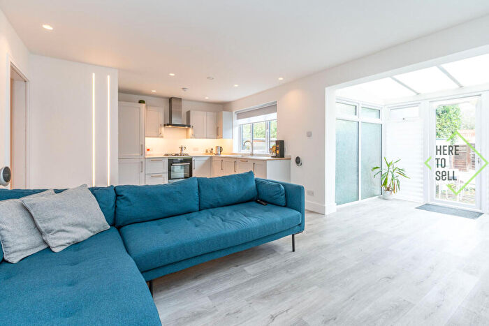 2 Bedroom Flat For Sale In Petworth Road, North Finchley, London, N12