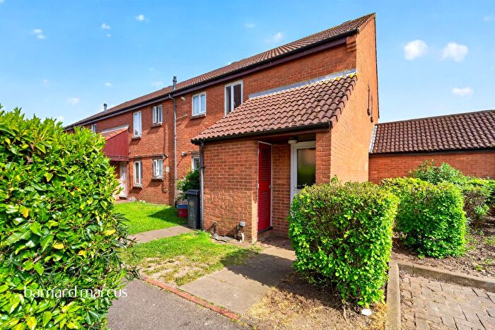 2 Bedroom Maisonette For Sale In Nene Gardens, Feltham, TW13