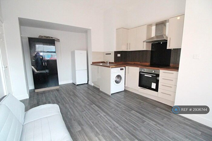 1 Bedroom Flat To Rent In Dovercastle, Nottingham, NG7