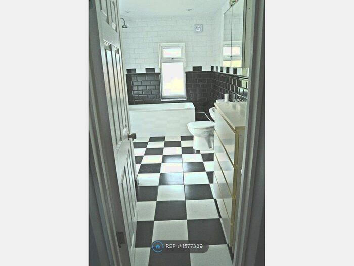 2 Bedroom Flat To Rent In Ryecroft Road, London, SE13