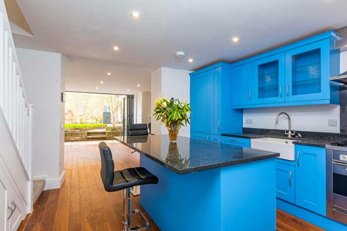 3 Bedroom Flat To Rent In Mortlake High Street, Mortlake, London, SW14