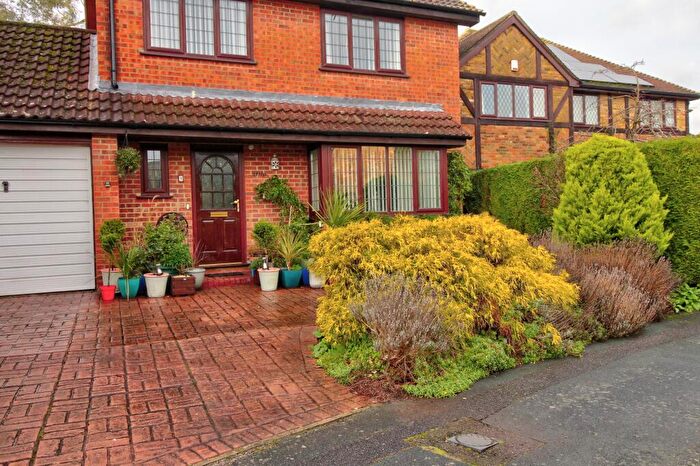 4 Bedroom Detached House For Sale In Iris Road, Woking, GU24