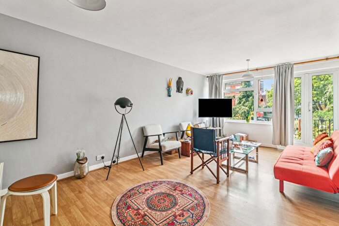 2 Bedroom Flat To Rent In Putney Hill, Putney, SW15