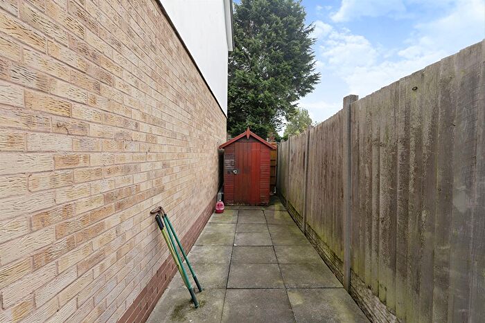 2 Bedroom Flat For Sale In Pembroke Way, Birmingham, B28