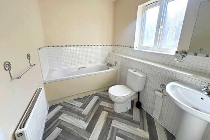 2 Bedroom Flat To Rent In Chertsey, Surrey, KT16