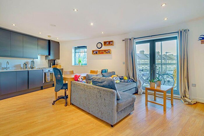 2 Bedroom Flat For Sale In Battersea Park Road, Battersea, SW11