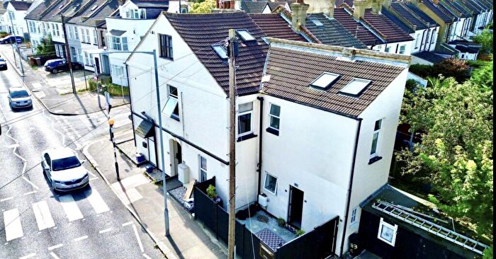 1 Bedroom Apartment For Sale In A Ramuz Drive, Westcliff-on-Sea, Essex, SS0