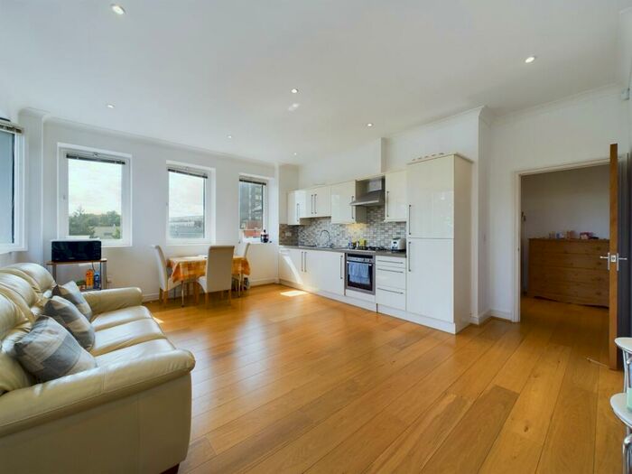 2 Bedroom Flat To Rent In The Broadway, Kingsgate House, HA7