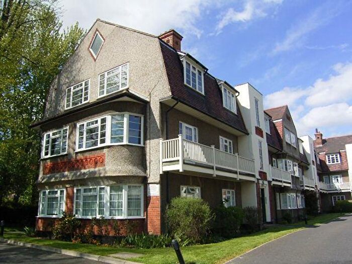 2 Bedroom Flat To Rent In Clovelly Court Hornchurch Essex, RM11