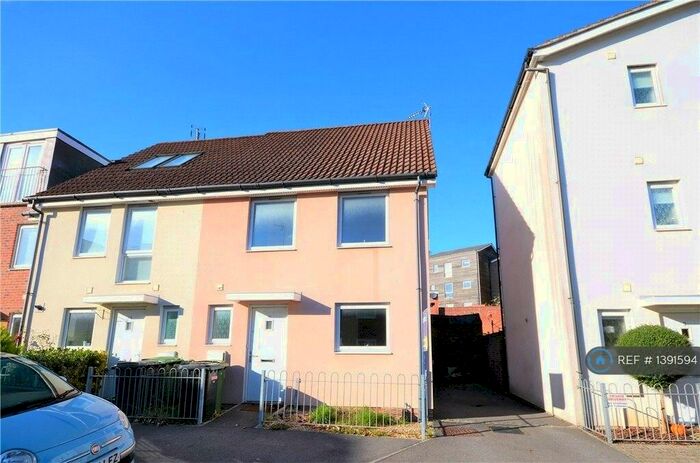 3 Bedroom End Of Terrace House To Rent In Charlbury Lane, Basingstoke, RG24