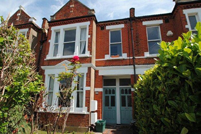3 Bedroom Flat To Rent In Trinity Road, Wimbledon, SW19