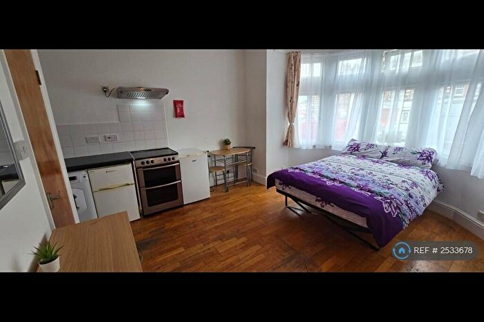 Studio To Rent In Green Lanes, London, N13