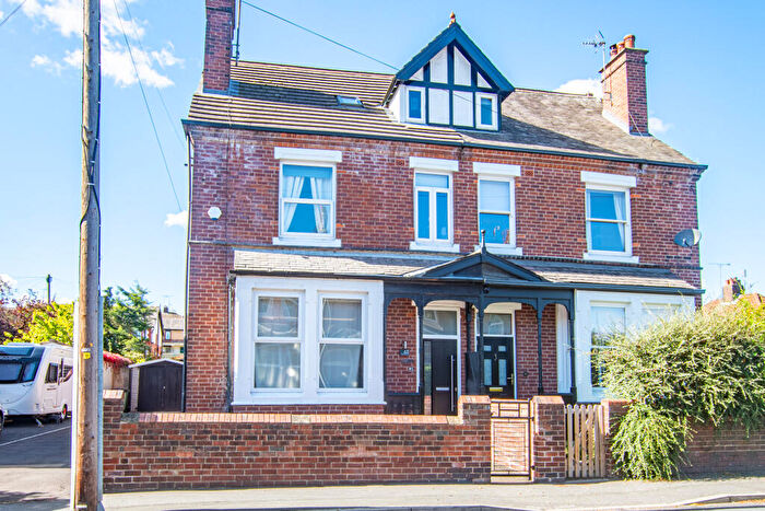 5 Bedroom Semi-Detached House For Sale In Kirkstall Avenue, Leeds, LS5